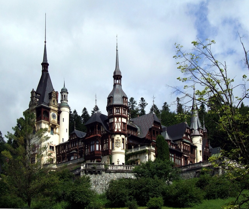 Castelul Peles din Sinaia, unul dintre obiectivele turistice recomandate in apropierea zonei Dracula Land