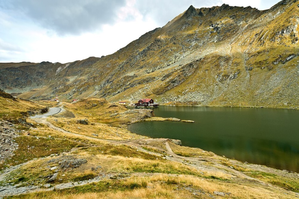 Lacul Balea inconjurat de crestele Muntilor Fagaras