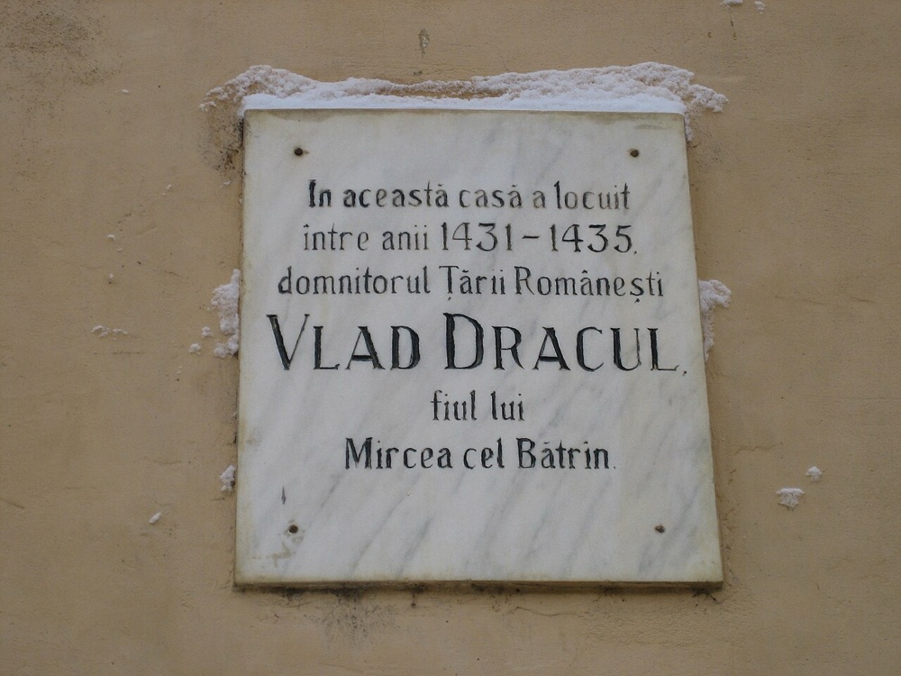 Placa de pe Casa Vlad Dracul din Sighisoara: aici a locuit domnitorul Vlad Dracul intre 1431 si 1435