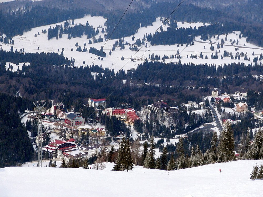Partiile si statiunea Poiana Brasov iarna, vazute de pe munte