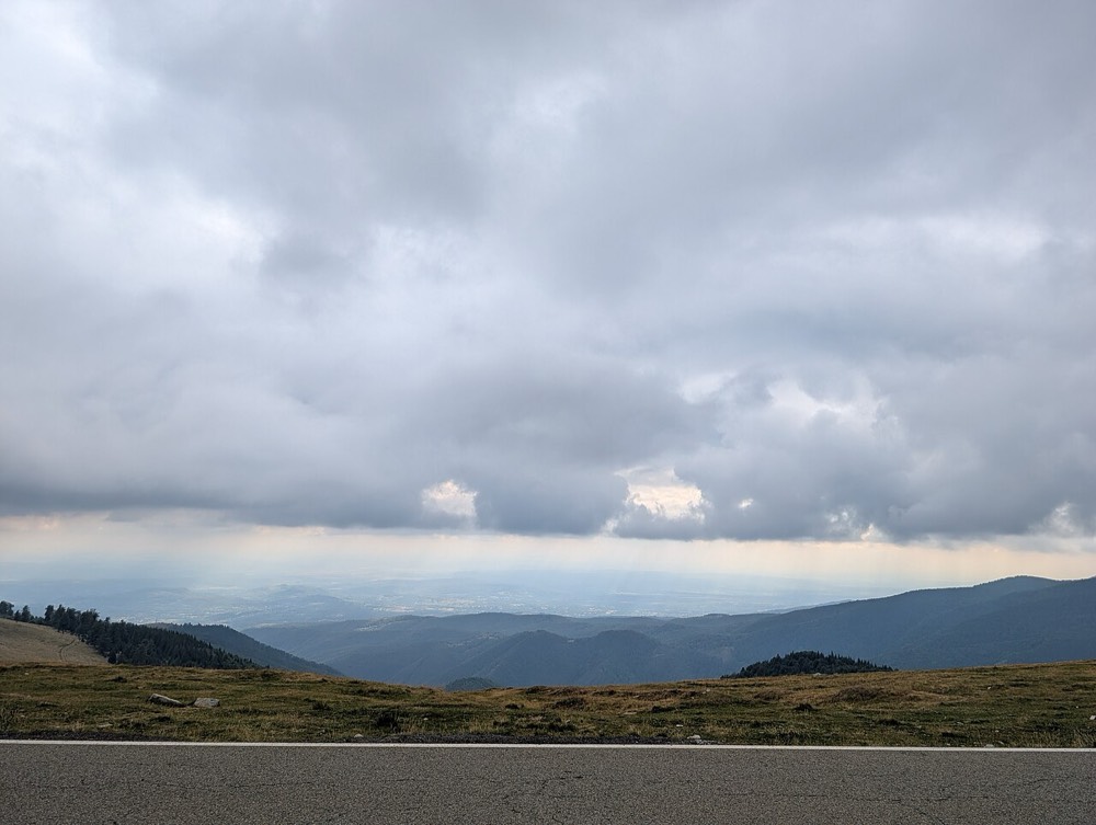 Soseaua Transalpina serpuind pe crestele Muntilor Parang