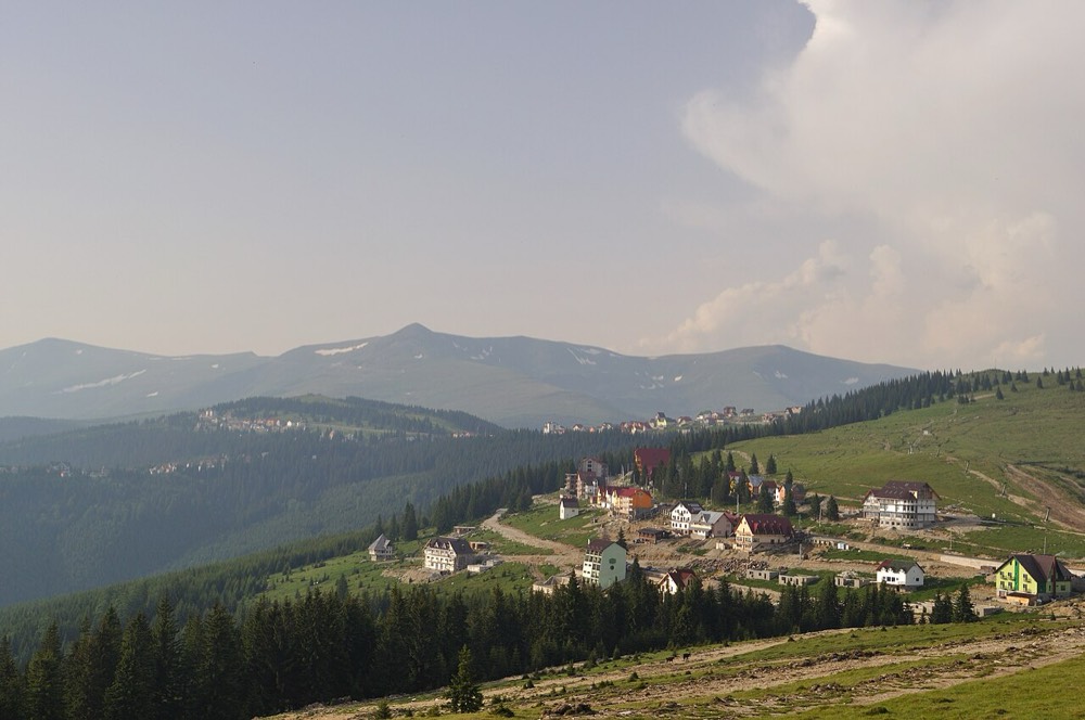Statiunea Ranca vazuta de pe soseaua Transalpina