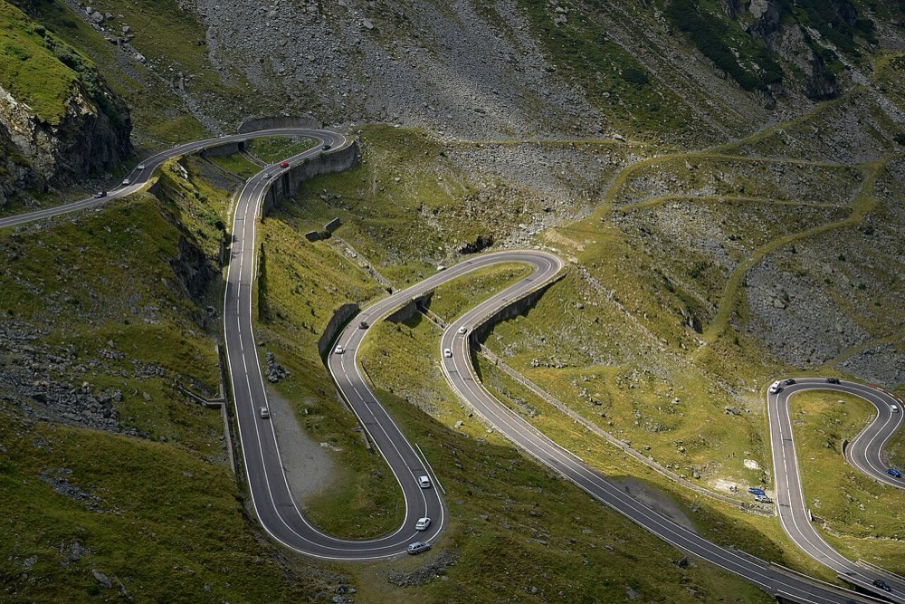 Serpentinele Transfagarasanului urcand prin Muntii Fagaras