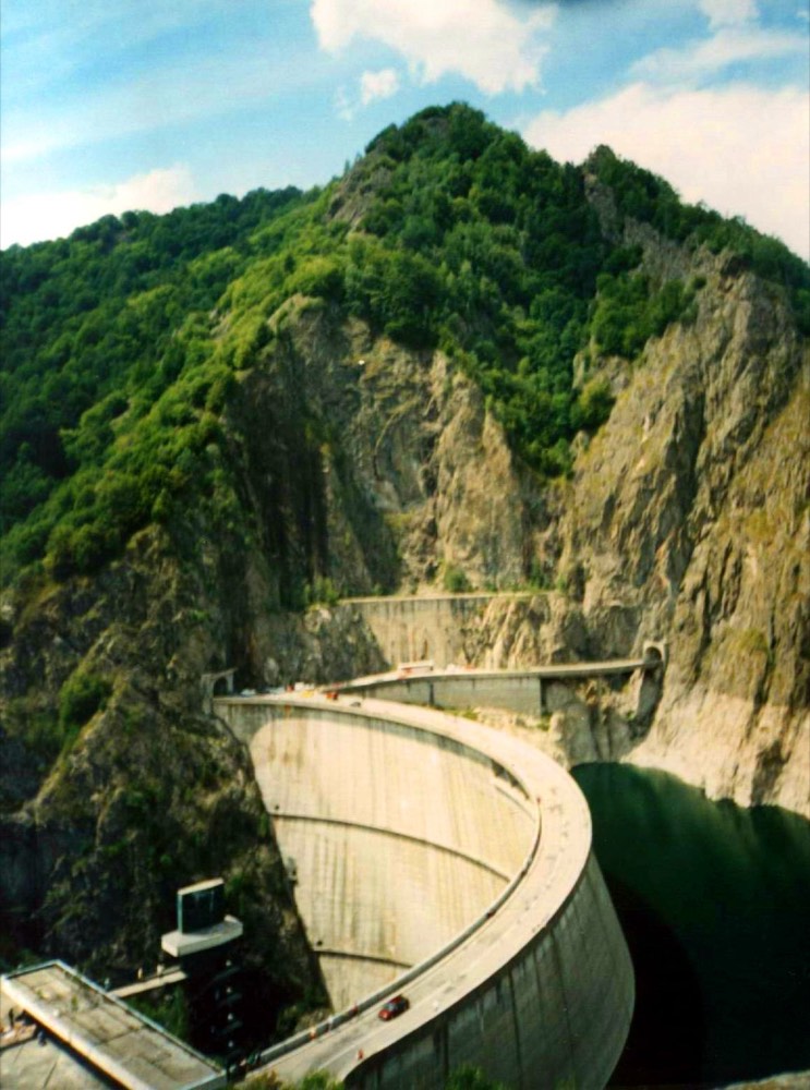 Barajul Vidraru de pe valea Argesului, pe Transfagarasan