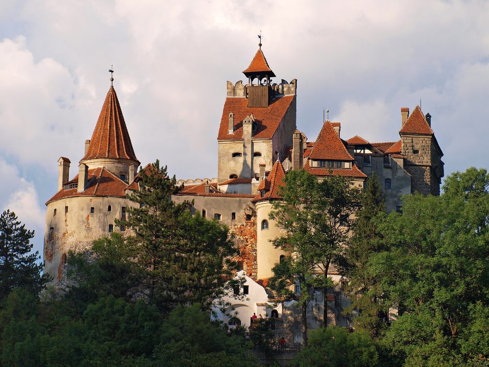 Castelul Bran pe stanca, inconjurat de padure