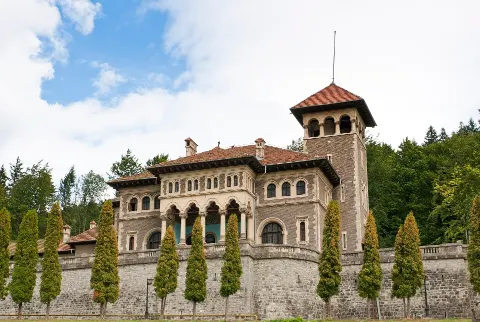 Castelul Cantacuzino — langa Dracula Land