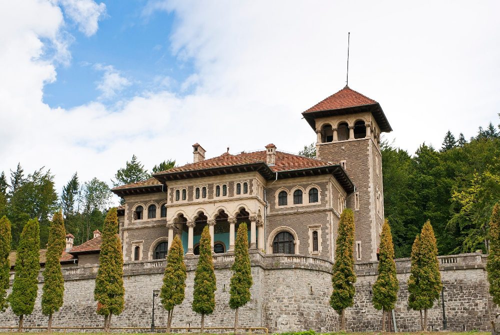 Castelul Cantacuzino din Busteni, cu turnul si gradina din fata