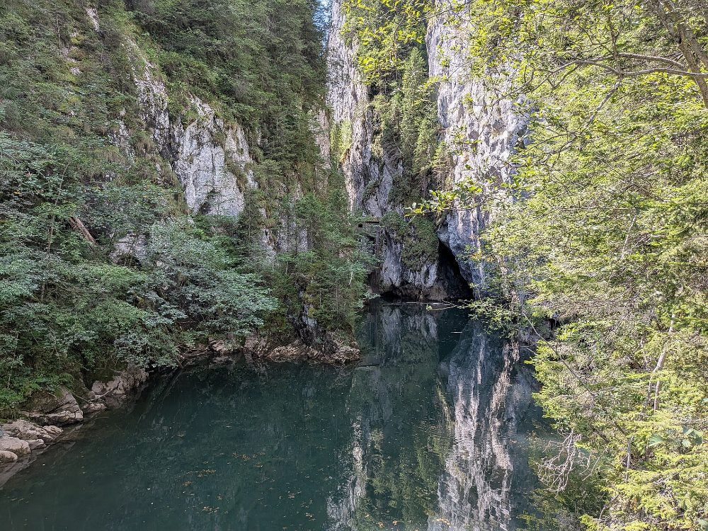 Lacul Scropoasa de pe Valea Ialomitei, in Bucegi, aproape de campingul Zanoaga