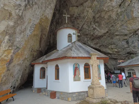 Pestera Ialomitei (Ialomicioara) — langa Dracula Land